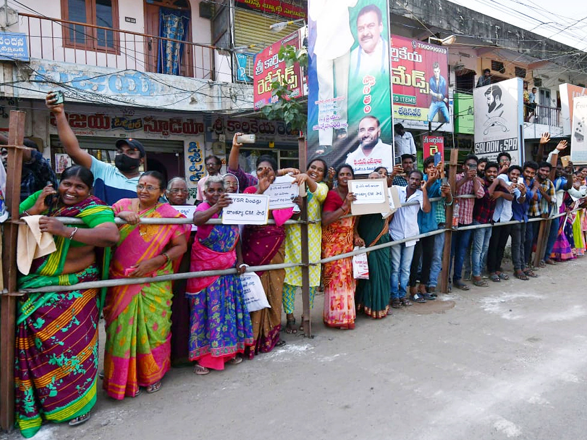 CM Jagan Convoy Receives Grand Welcome at konaseema Photos - Sakshi6