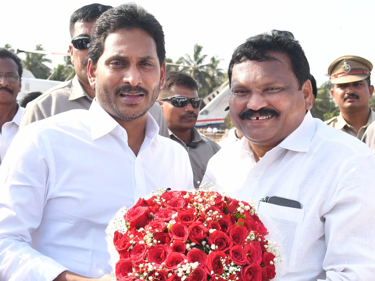 CM Jagan Convoy Receives Grand Welcome at konaseema Photos - Sakshi24