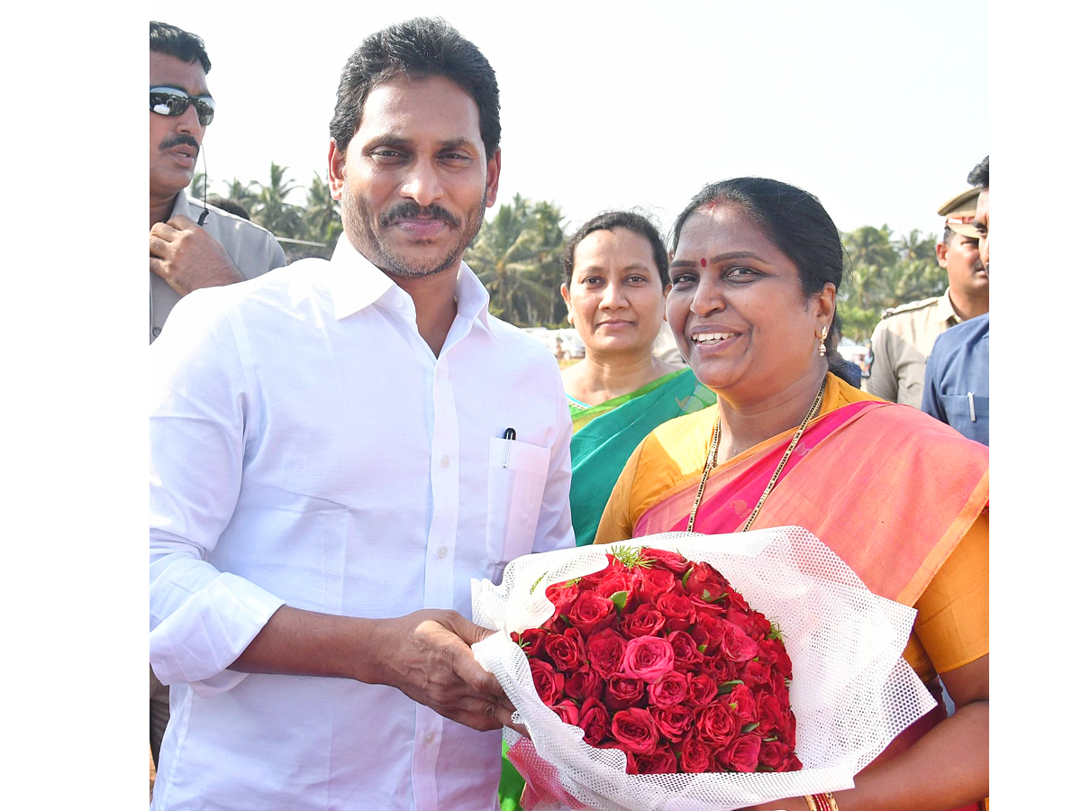 CM Jagan Convoy Receives Grand Welcome at konaseema Photos - Sakshi12