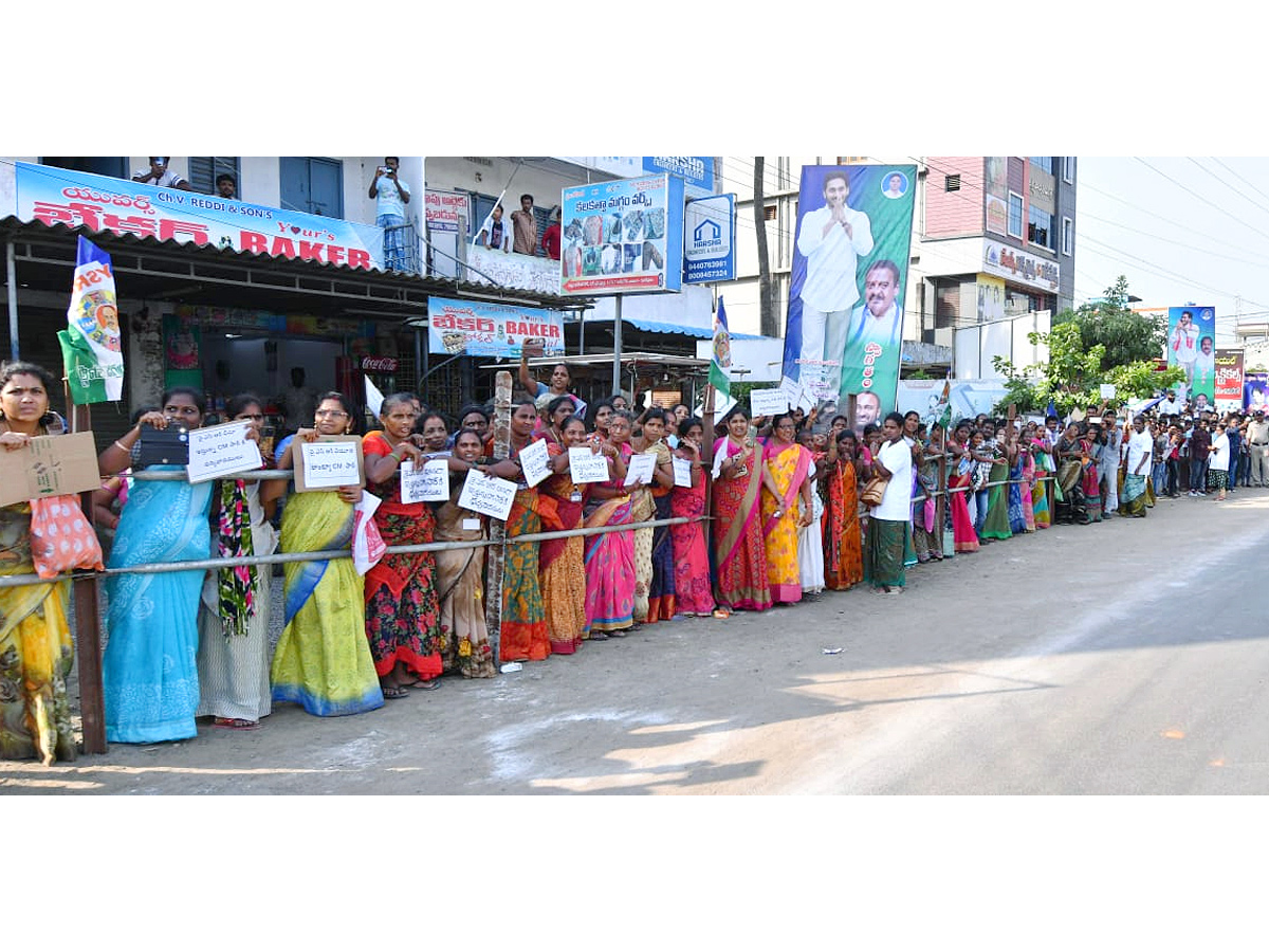 CM Jagan Convoy Receives Grand Welcome at konaseema Photos - Sakshi7