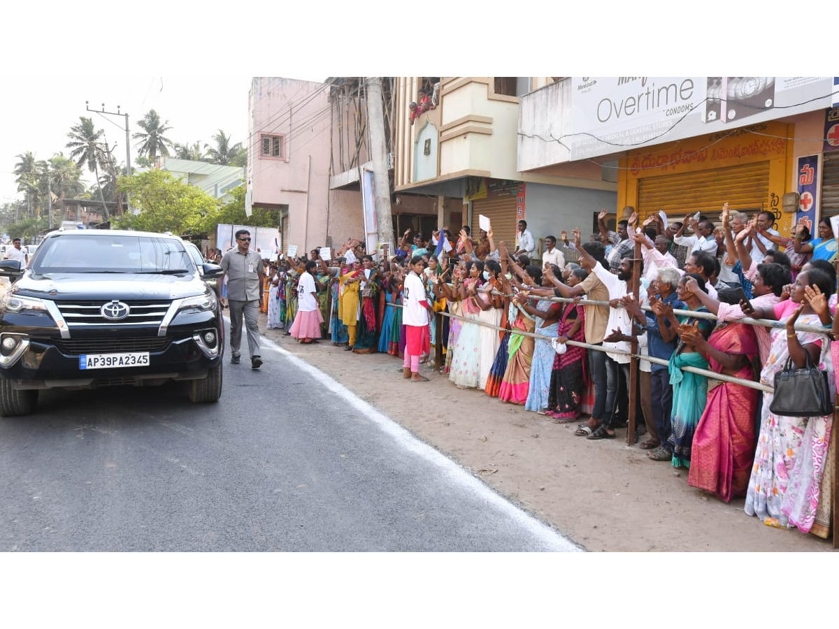 CM Jagan Convoy Receives Grand Welcome at konaseema Photos - Sakshi8