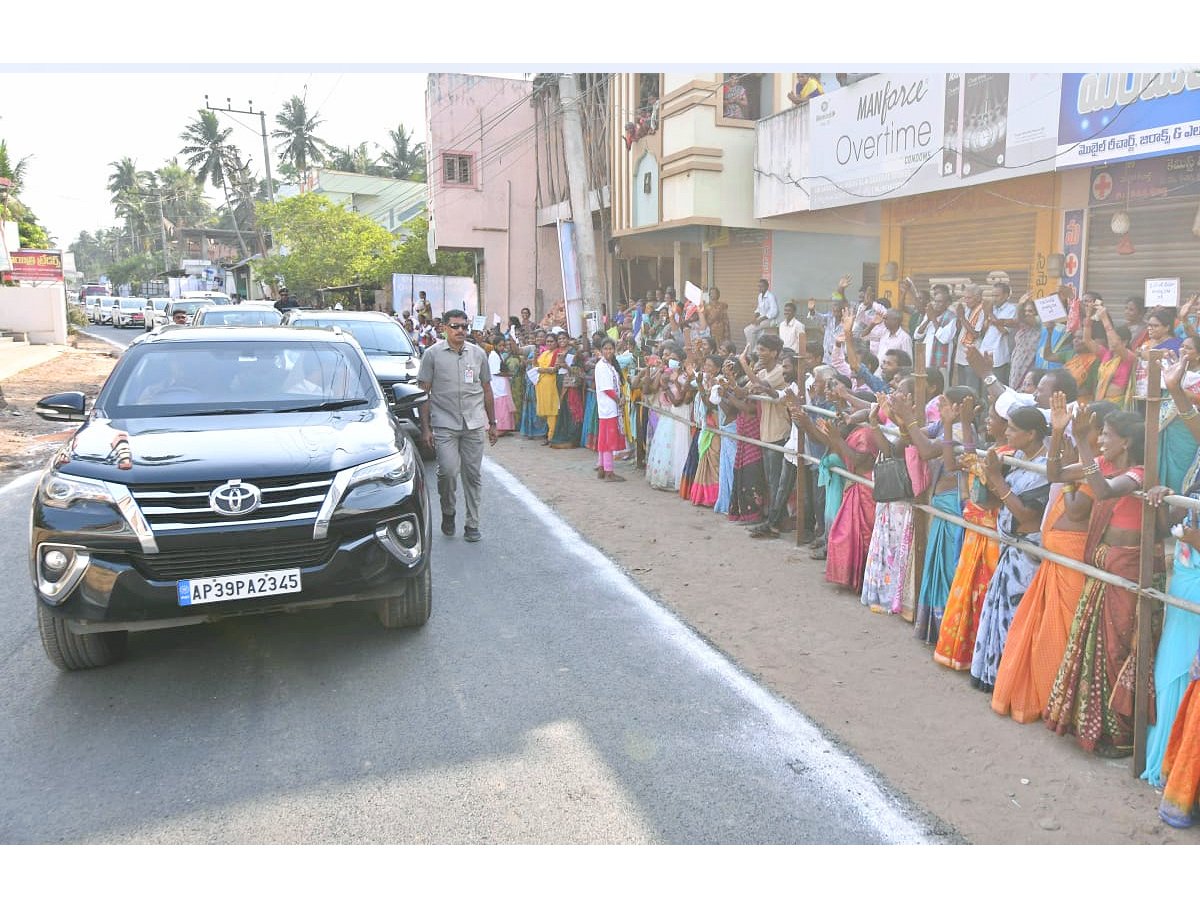 CM Jagan Convoy Receives Grand Welcome at konaseema Photos - Sakshi10