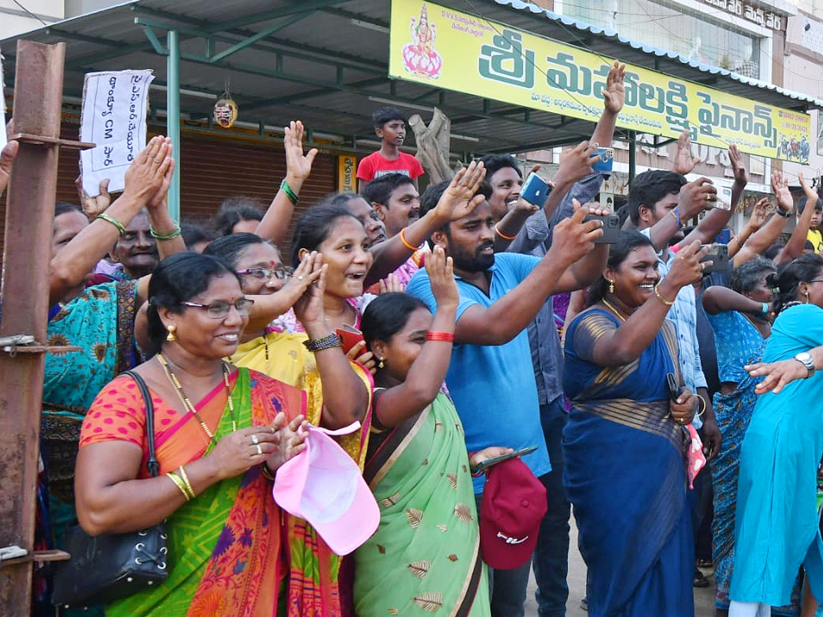 CM Jagan Convoy Receives Grand Welcome at konaseema Photos - Sakshi2