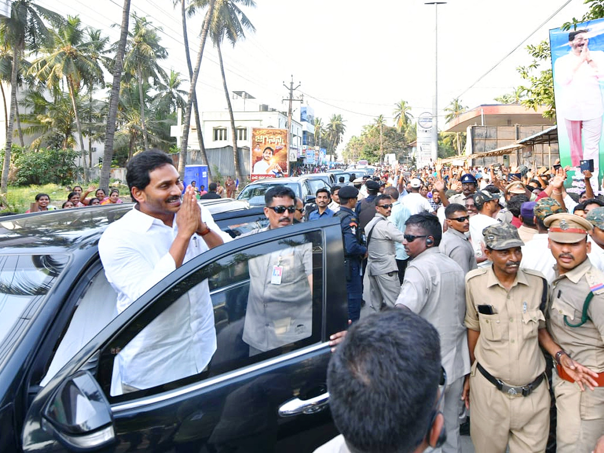 CM Jagan Convoy Receives Grand Welcome at konaseema Photos - Sakshi11