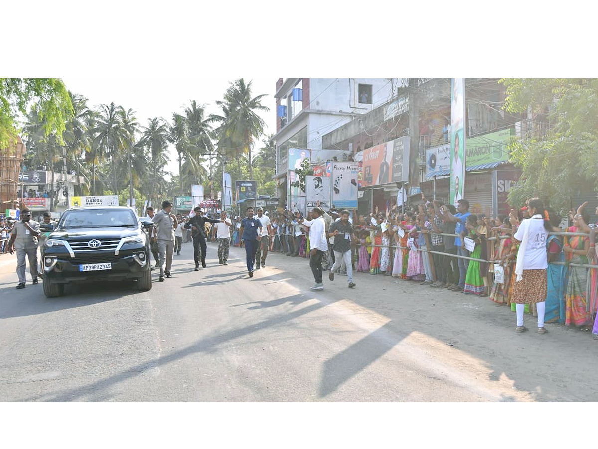 CM Jagan Convoy Receives Grand Welcome at konaseema Photos - Sakshi3