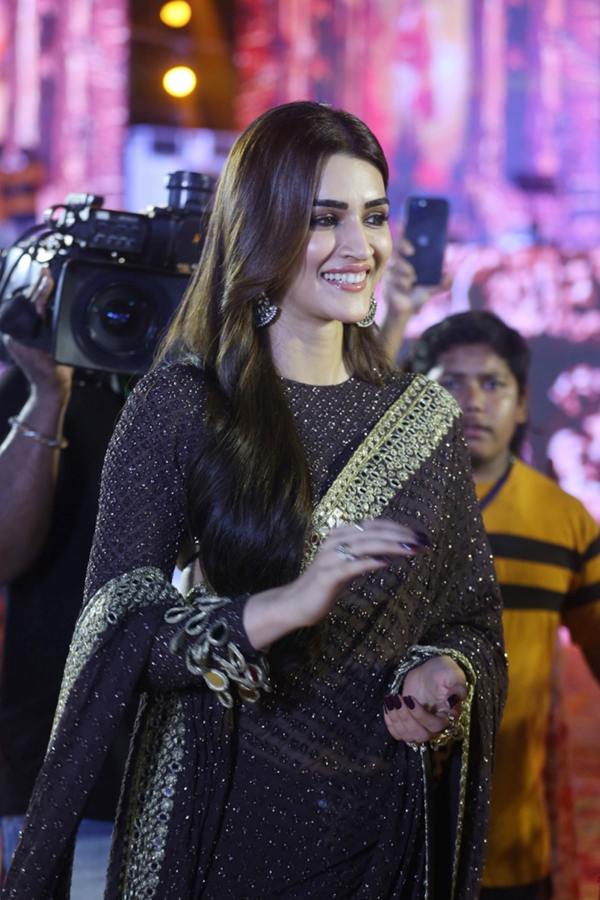 Kriti Sanon at Adipurush Pre Release Event Photos - Sakshi4