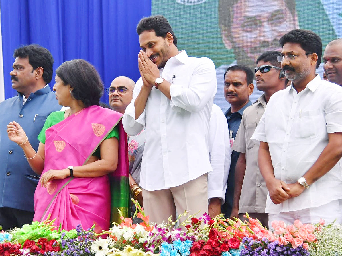 Cm Jagan Launched E Autos Under Garbage Photos - Sakshi2