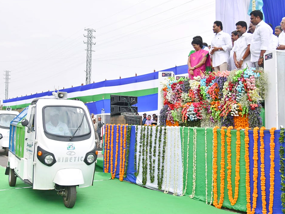 Cm Jagan Launched E Autos Under Garbage Photos - Sakshi4