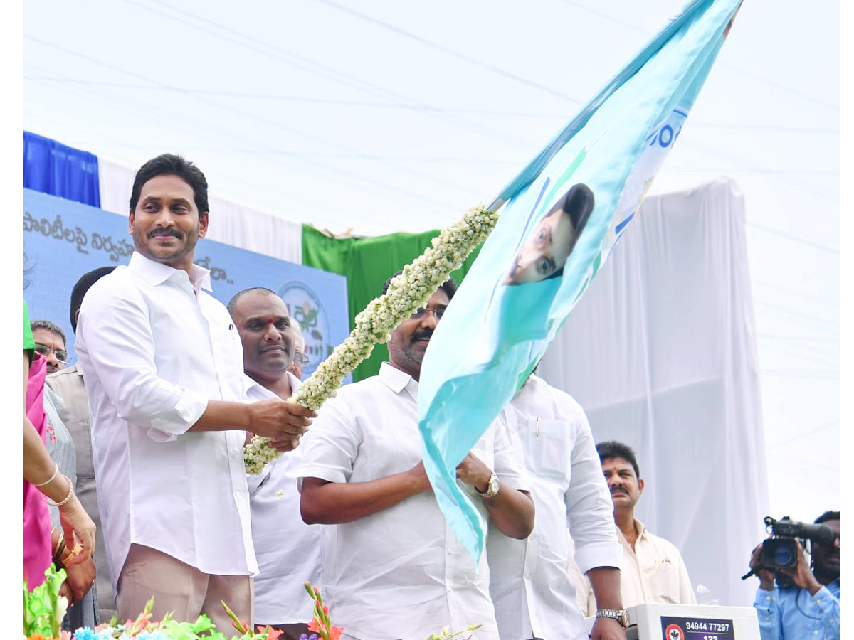 Cm Jagan Launched E Autos Under Garbage Photos - Sakshi5