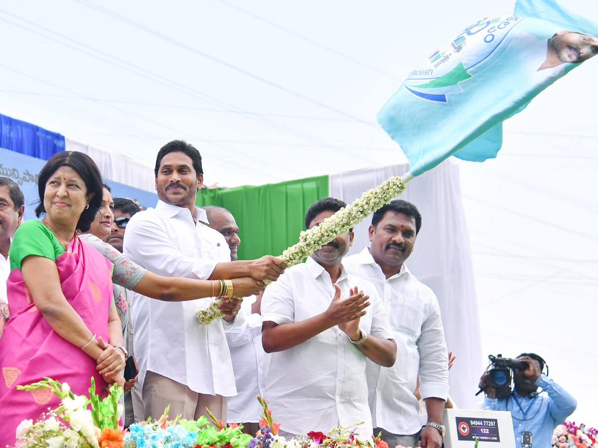 Cm Jagan Launched E Autos Under Garbage Photos - Sakshi6