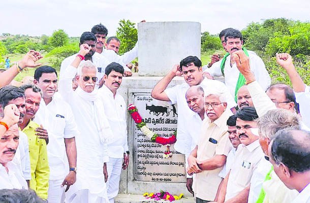 ప్రతిజ్ఞ చేస్తున్న ప్రొఫెసర్‌ కోదండరాం,  ముదిరెడ్డి కోదండరెడ్డి తదితరులు  
2