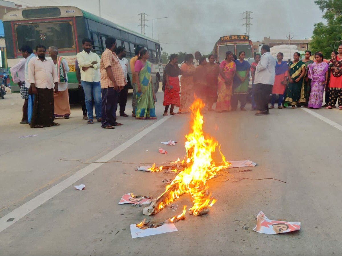 Massive Protests by AP Grama Volunteers Against Pawan Kalyan PHotos - Sakshi2