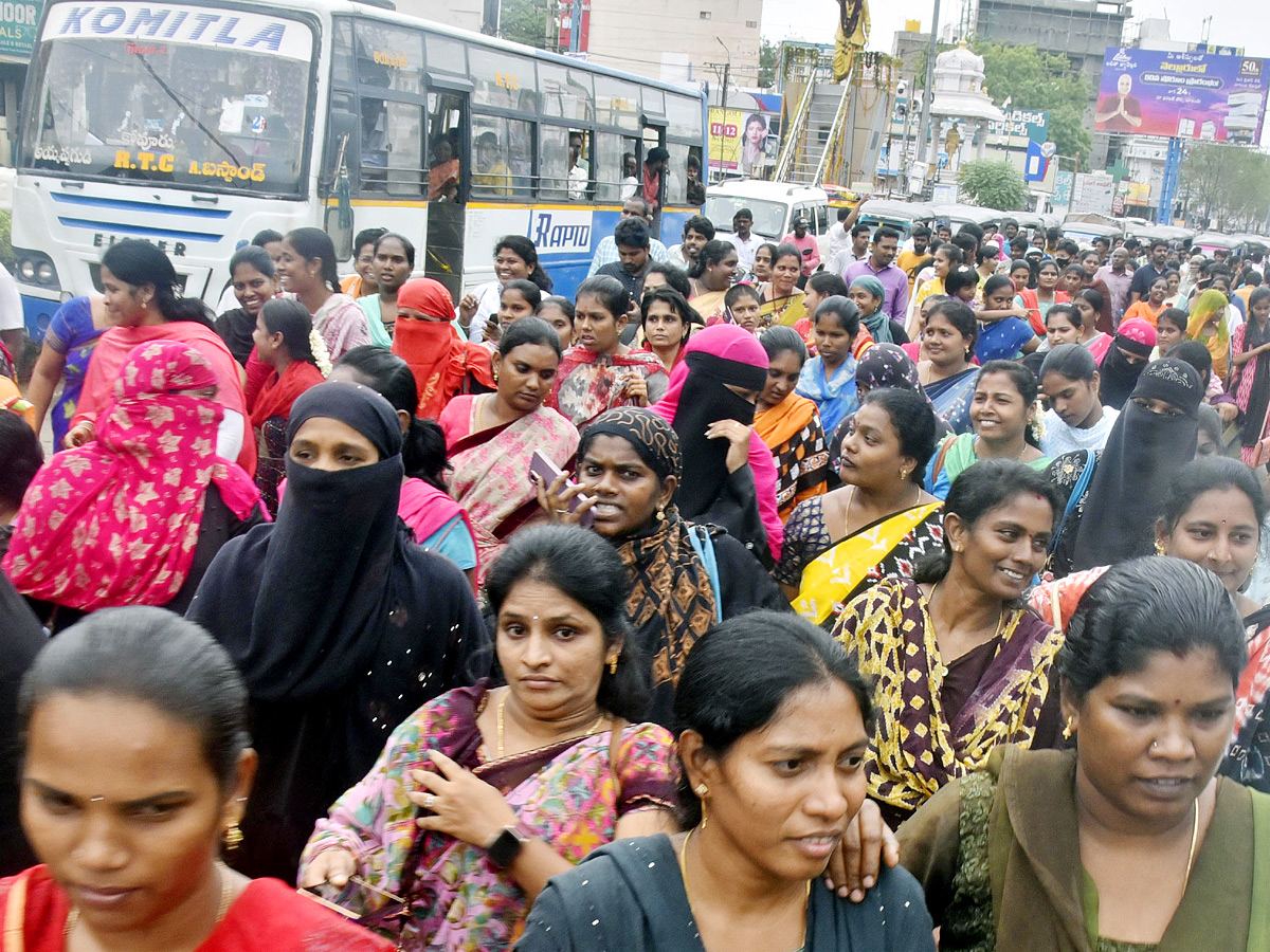 Massive Protests by AP Grama Volunteers Against Pawan Kalyan PHotos - Sakshi12