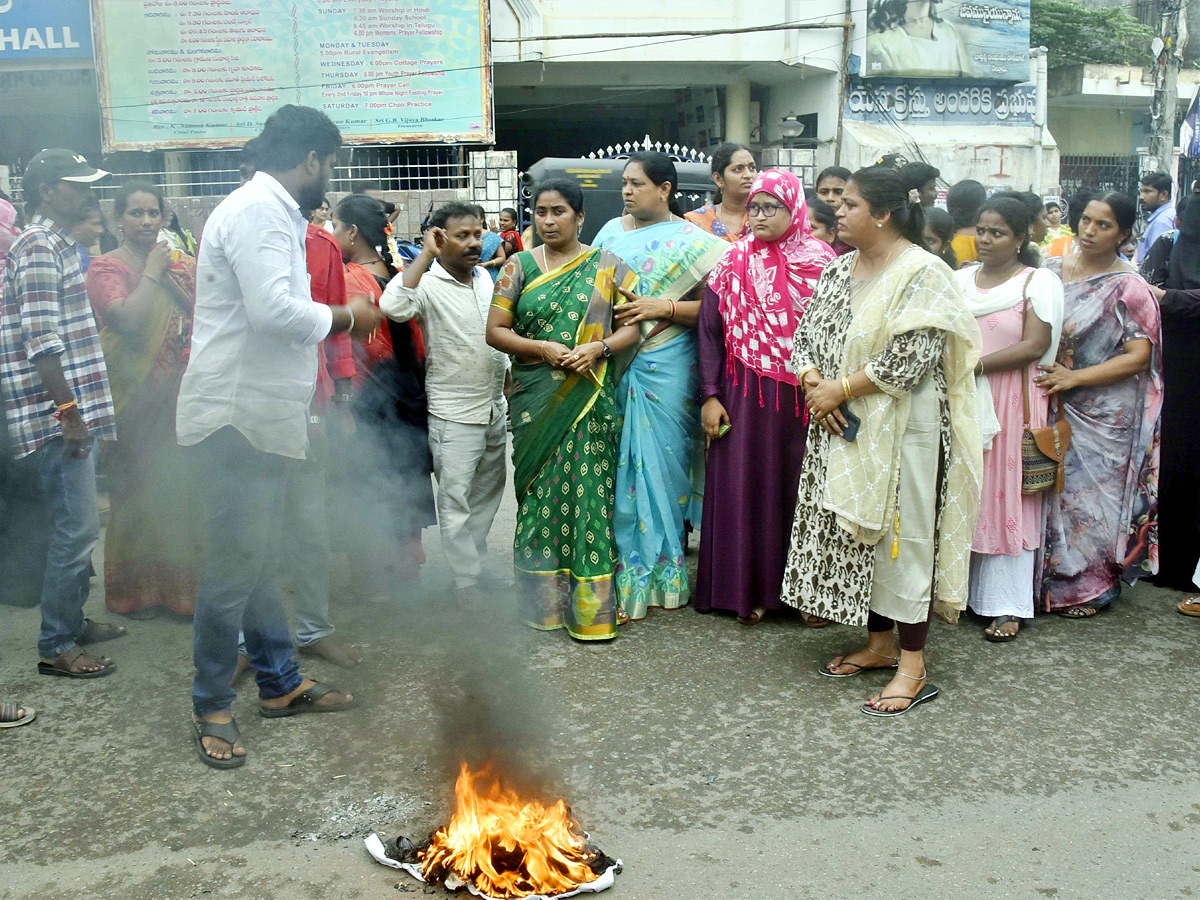 Massive Protests by AP Grama Volunteers Against Pawan Kalyan PHotos - Sakshi13