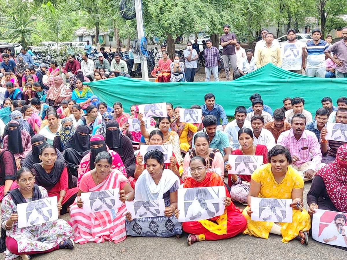 Massive Protests by AP Grama Volunteers Against Pawan Kalyan PHotos - Sakshi14