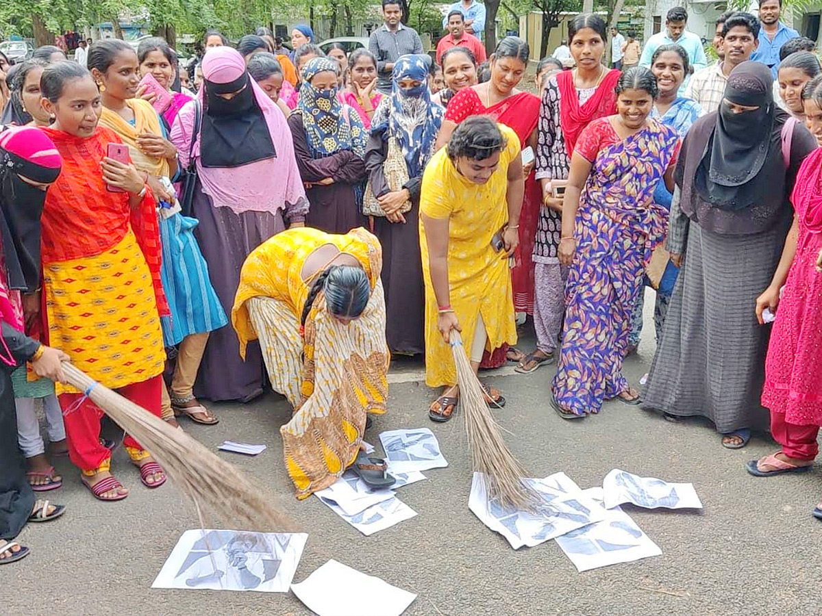 Massive Protests by AP Grama Volunteers Against Pawan Kalyan PHotos - Sakshi15