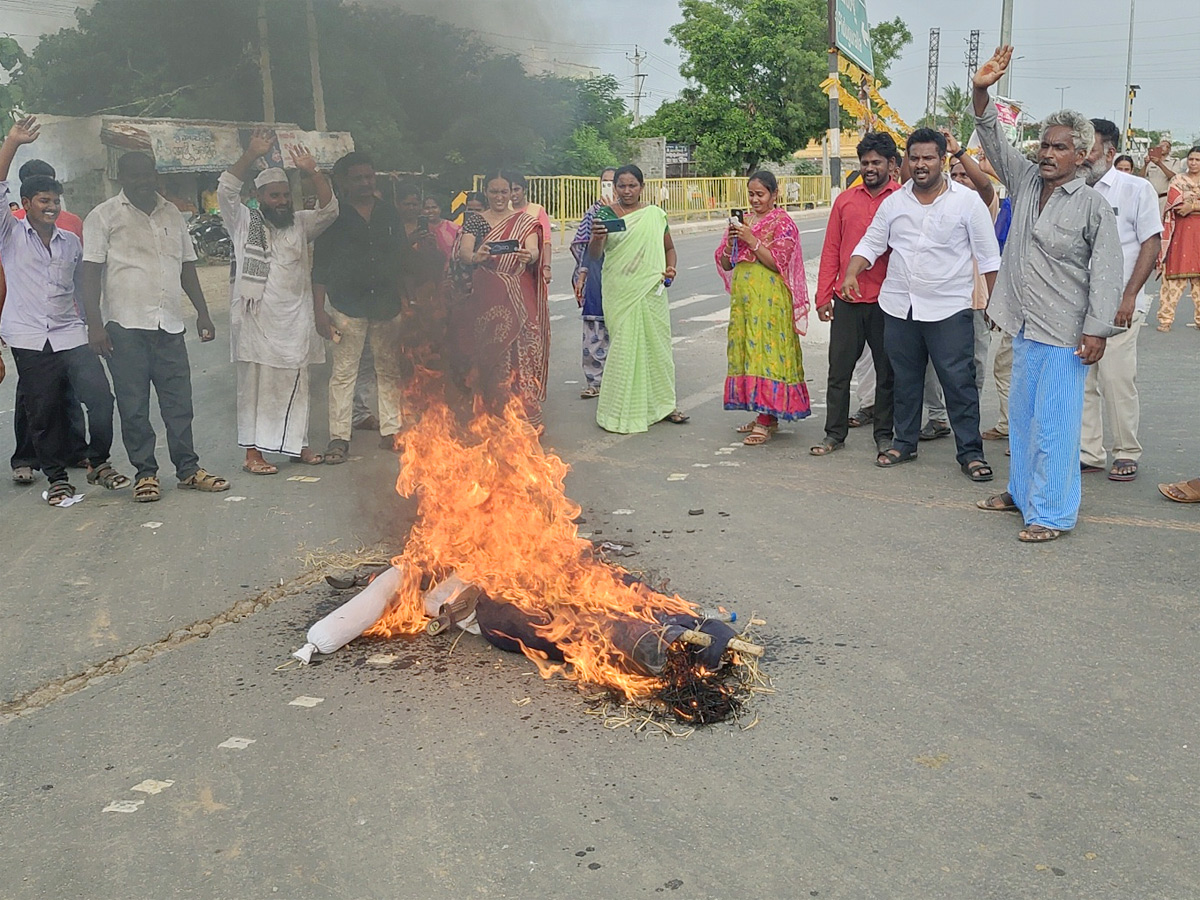 Massive Protests by AP Grama Volunteers Against Pawan Kalyan PHotos - Sakshi19