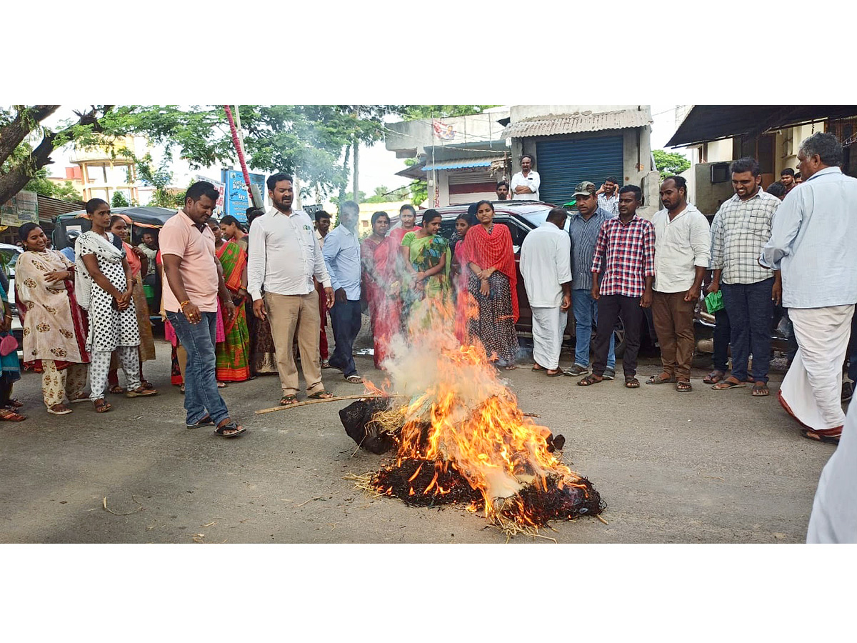 Massive Protests by AP Grama Volunteers Against Pawan Kalyan PHotos - Sakshi20