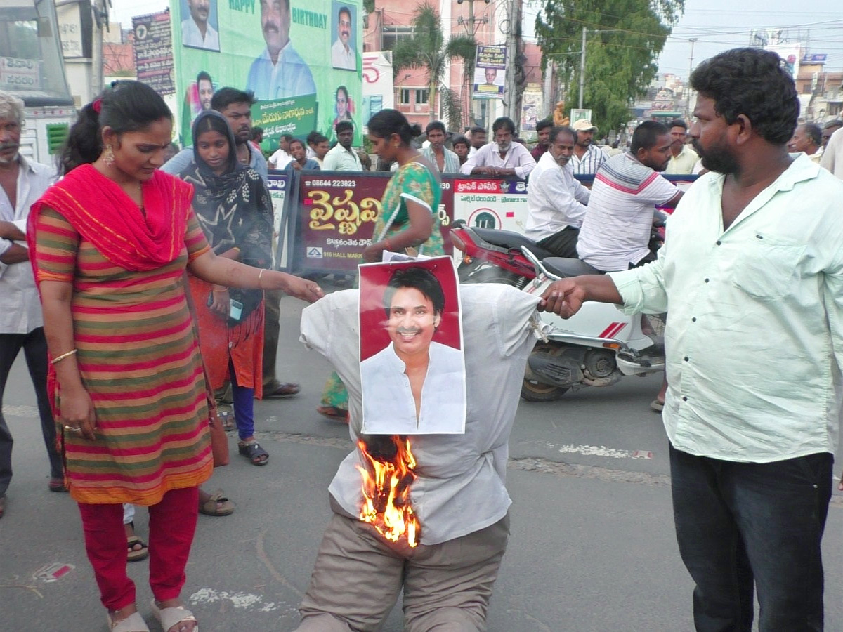 Massive Protests by AP Grama Volunteers Against Pawan Kalyan PHotos - Sakshi21