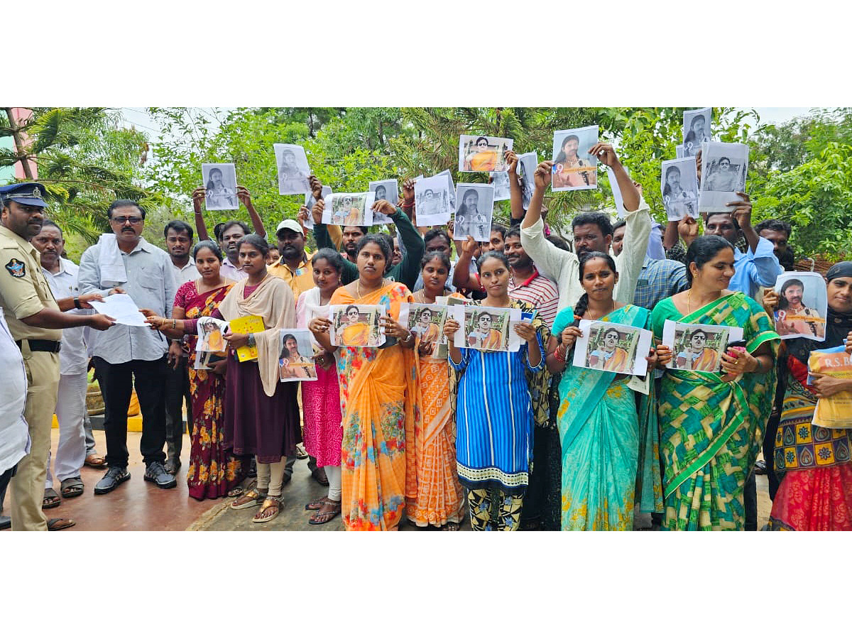 Massive Protests by AP Grama Volunteers Against Pawan Kalyan PHotos - Sakshi4