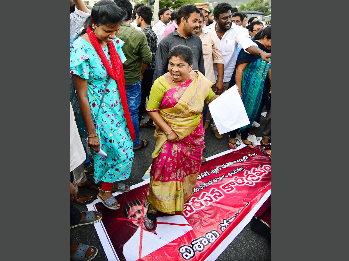 Massive Protests by AP Grama Volunteers Against Pawan Kalyan PHotos - Sakshi31