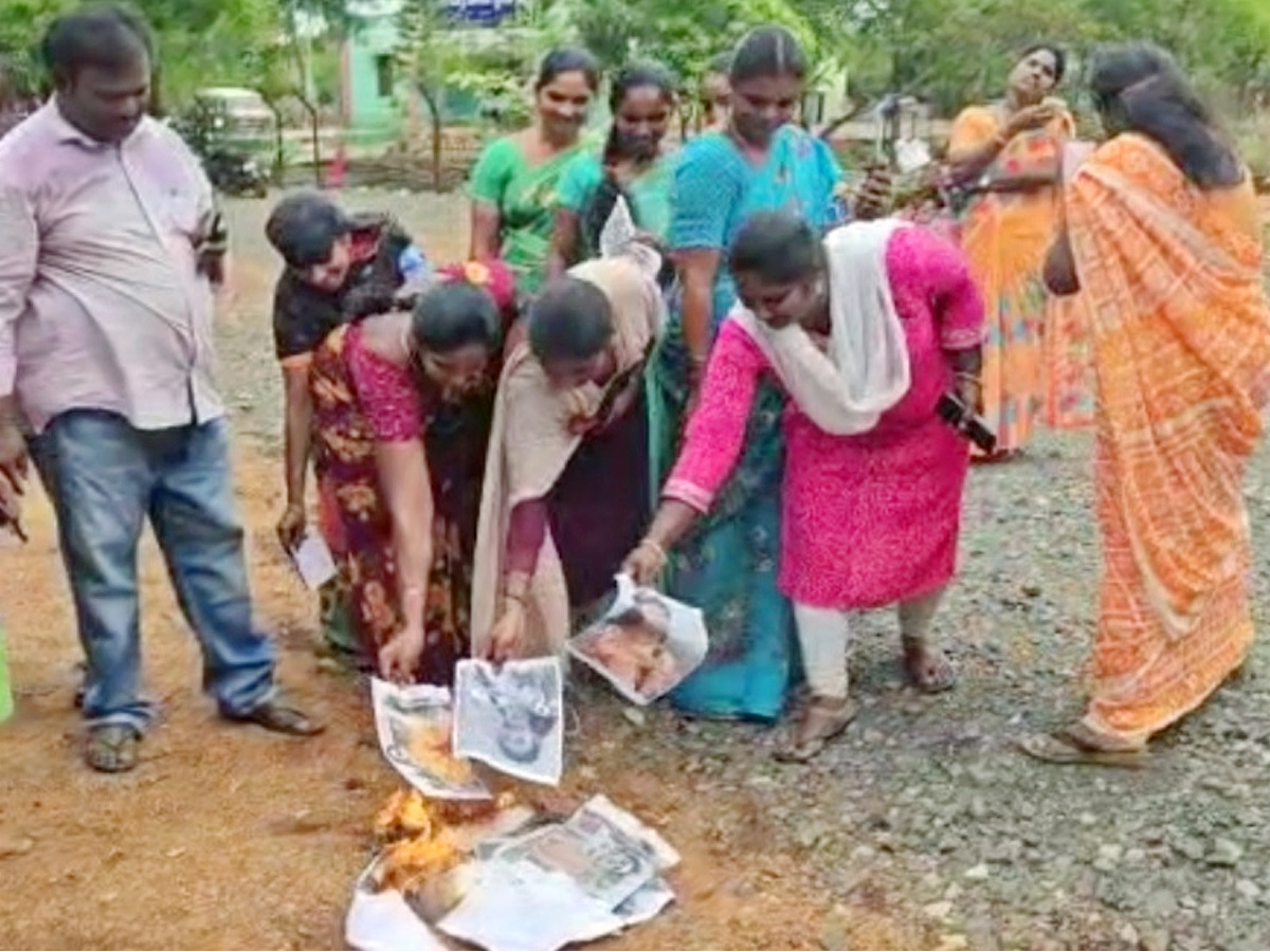 Massive Protests by AP Grama Volunteers Against Pawan Kalyan PHotos - Sakshi6