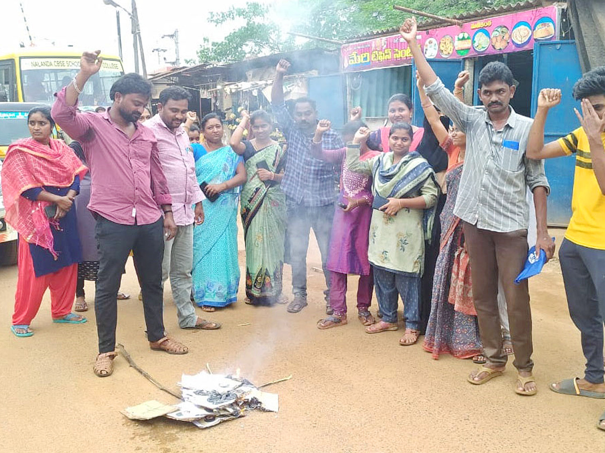 Massive Protests by AP Grama Volunteers Against Pawan Kalyan PHotos - Sakshi7