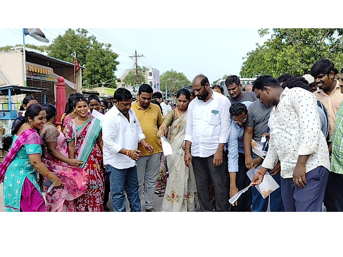 Massive Protests by AP Grama Volunteers Against Pawan Kalyan PHotos - Sakshi8