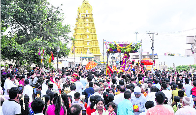 చాముండిగిరులపై అమ్మవారి ఊరేగింపు 1