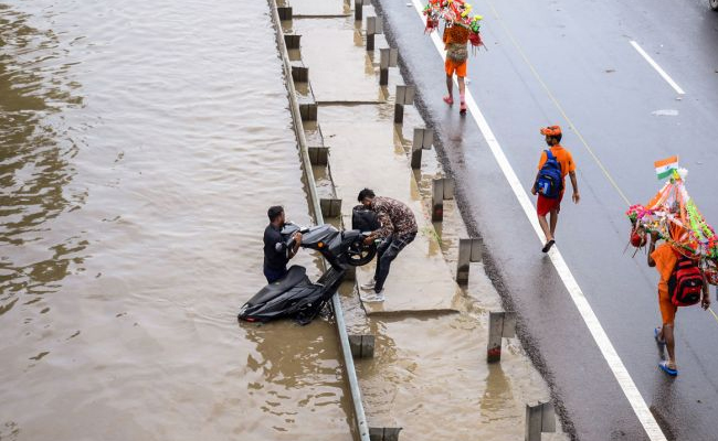 Heavy Rainfall Lashes Northern India Photo Gallery - Sakshi21