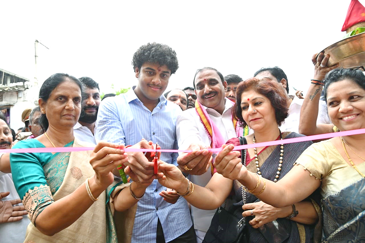 Kalvakuntla Himanshu Bday Celebrations At Adopted School Photos - Sakshi1