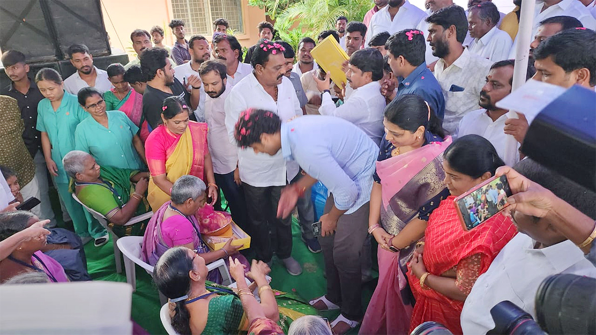 Kalvakuntla Himanshu Bday Celebrations At Adopted School Photos - Sakshi13