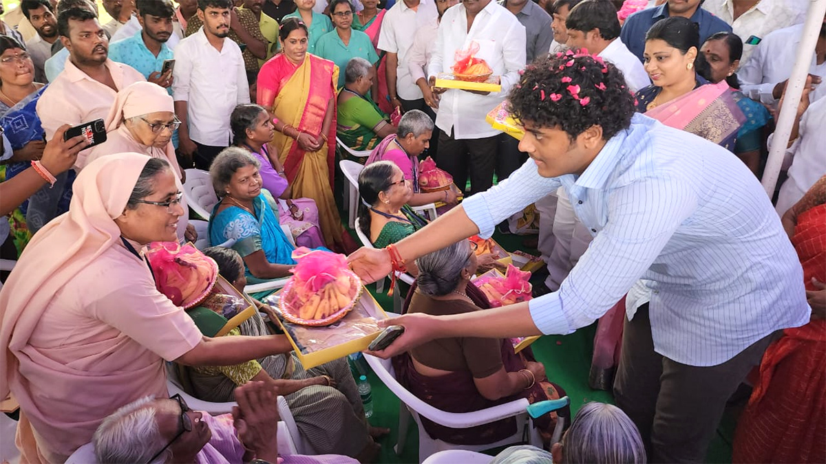 Kalvakuntla Himanshu Bday Celebrations At Adopted School Photos - Sakshi14