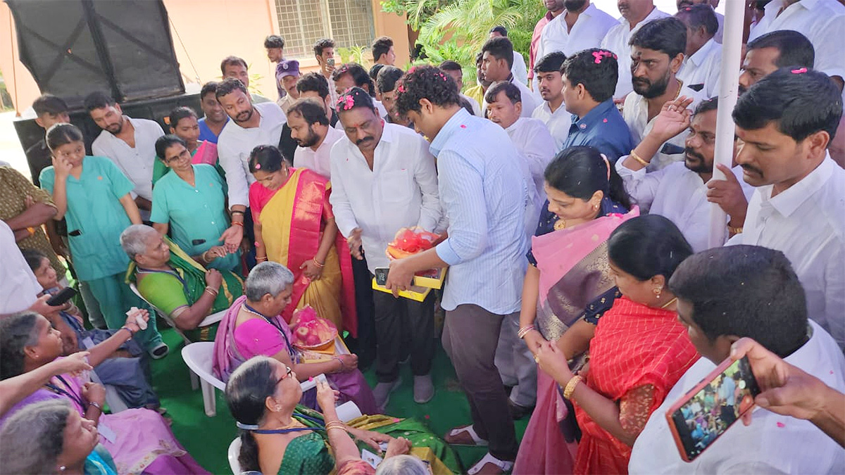 Kalvakuntla Himanshu Bday Celebrations At Adopted School Photos - Sakshi15