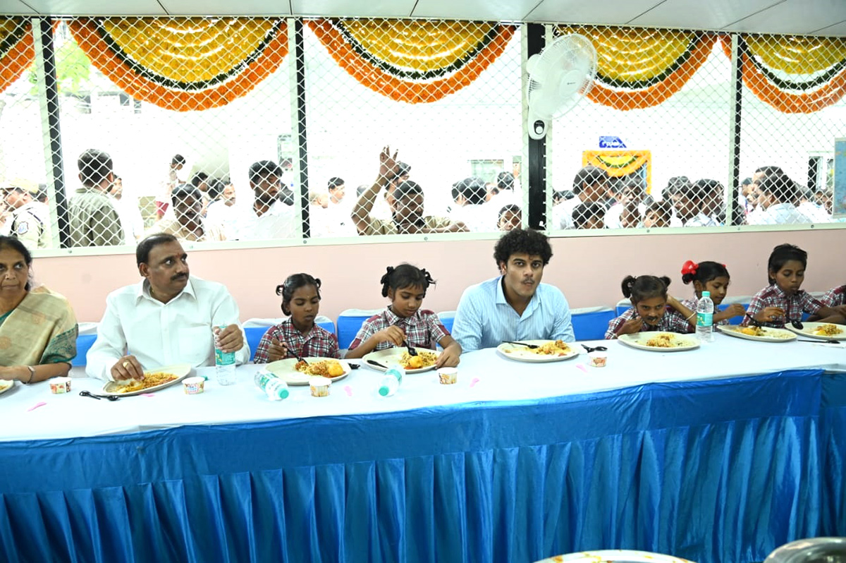 Kalvakuntla Himanshu Bday Celebrations At Adopted School Photos - Sakshi3