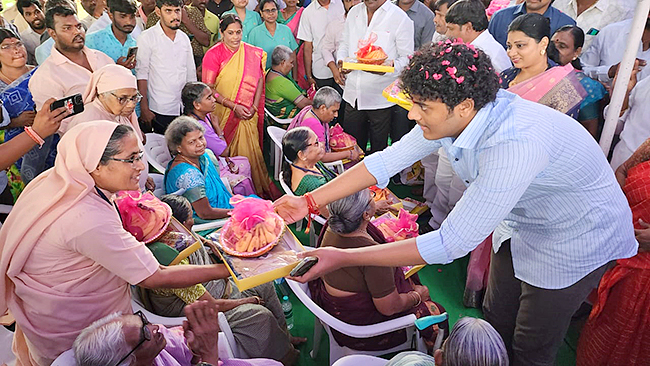 Kalvakuntla Himanshu Bday Celebrations At Adopted School Photos - Sakshi6