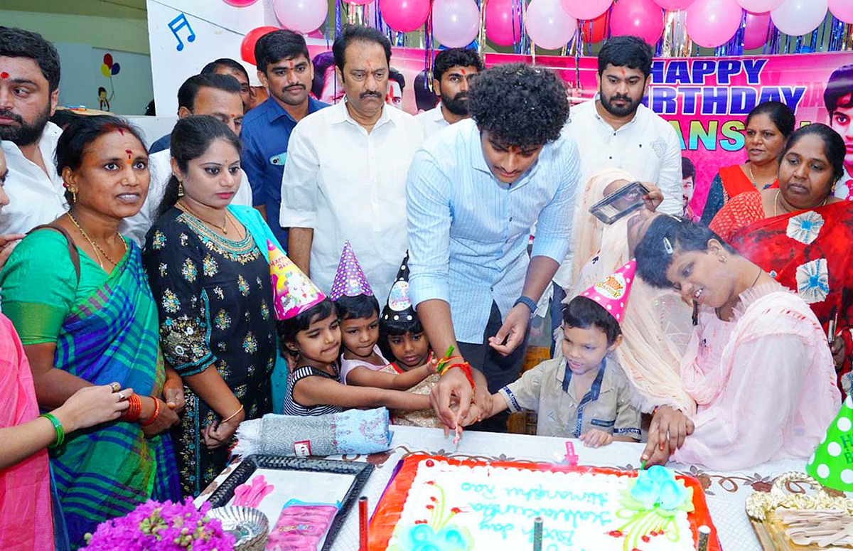 Kalvakuntla Himanshu Bday Celebrations At Adopted School Photos - Sakshi9