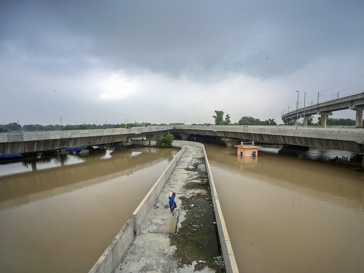 Yamuna Breaches Danger Level Waterlogging in Parts of Delhi Photos - Sakshi9