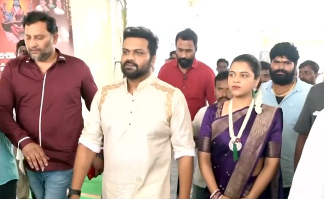 Manoj and Bhuma Mounika Reddy Participates Maha Rudra Yagam PHotos - Sakshi15