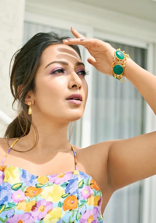 Best Catherine Tresa Hot HD Photos - Sakshi19