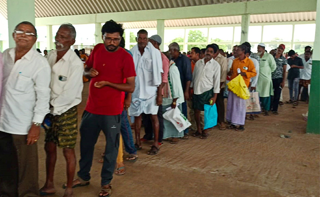 Customers queue line for 2 kilometers To buy Tomatos PHotos - Sakshi2