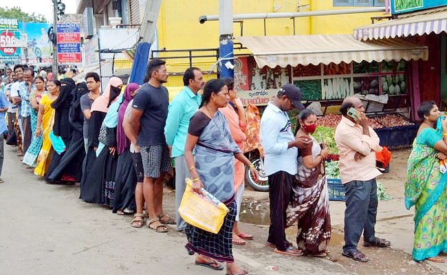 Customers queue line for 2 kilometers To buy Tomatos PHotos - Sakshi4