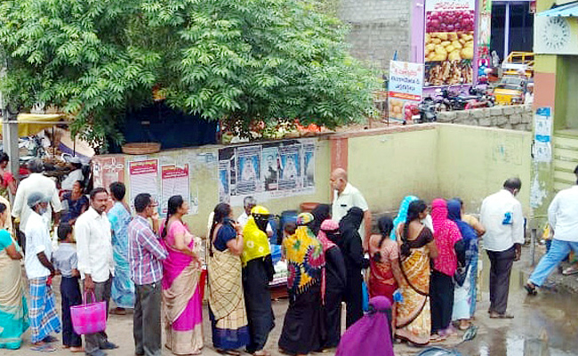 Customers queue line for 2 kilometers To buy Tomatos PHotos - Sakshi6