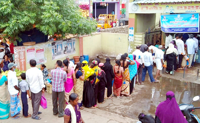 Customers queue line for 2 kilometers To buy Tomatos PHotos - Sakshi7