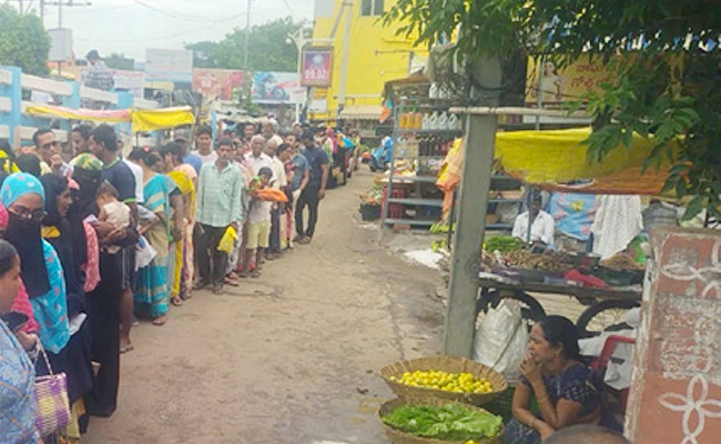 Customers queue line for 2 kilometers To buy Tomatos PHotos - Sakshi9