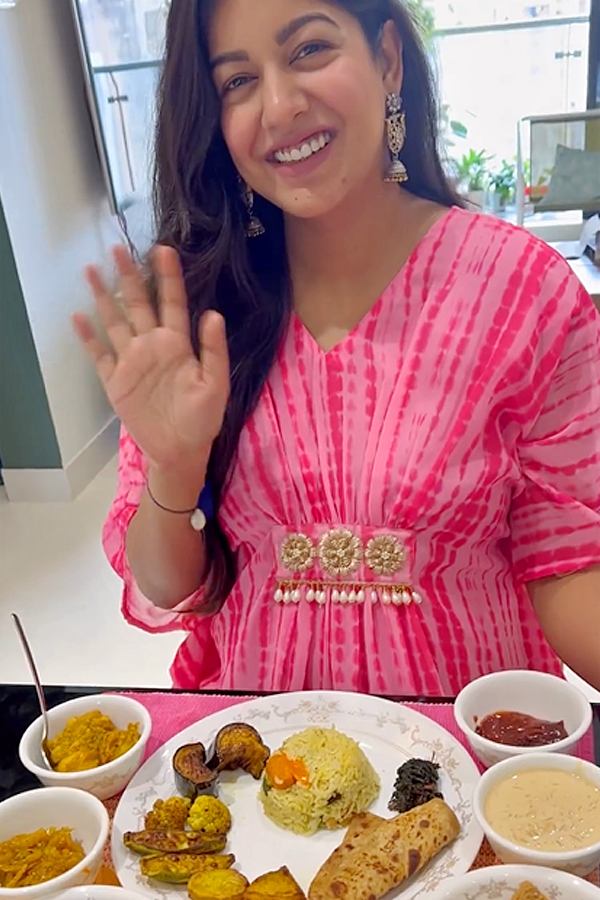 Ishita Dutta enjoys scrumptious food at her Bengali baby shower Photos - Sakshi5