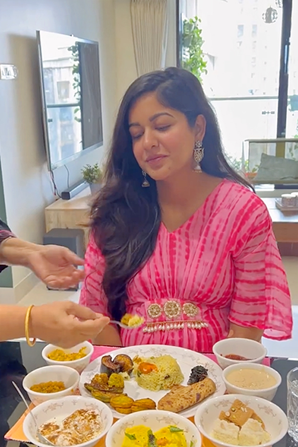 Ishita Dutta enjoys scrumptious food at her Bengali baby shower Photos - Sakshi6