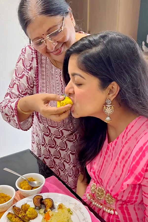 Ishita Dutta enjoys scrumptious food at her Bengali baby shower Photos - Sakshi7