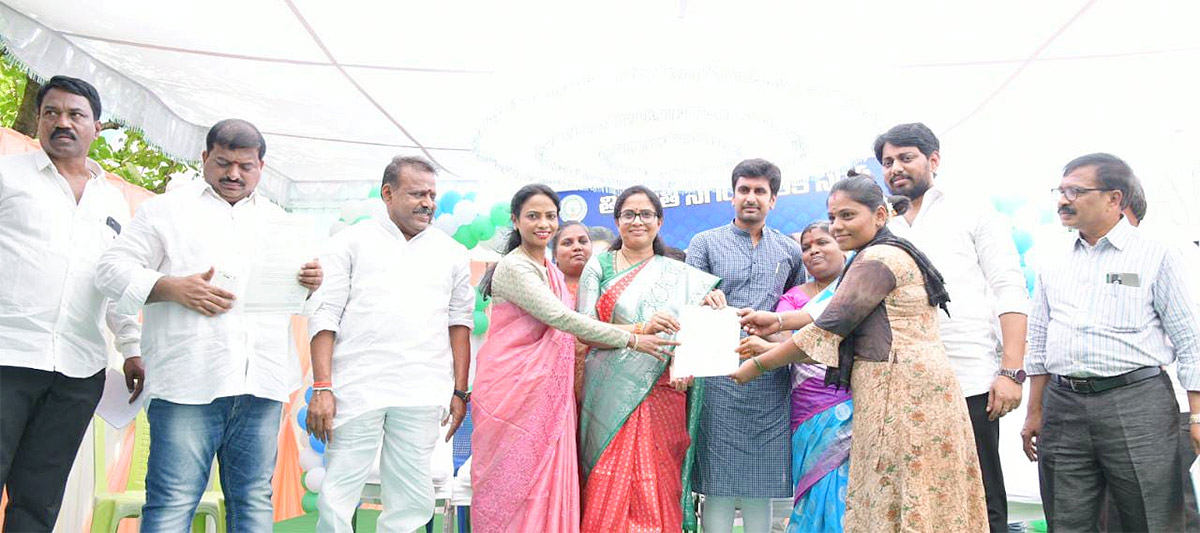 AP CM YS Jagan Launches Jagananna Suraksha Pics - Sakshi17