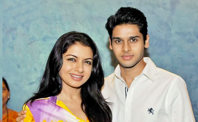 Bhagyashree With Her Son Abhimanyu Photos - Sakshi6